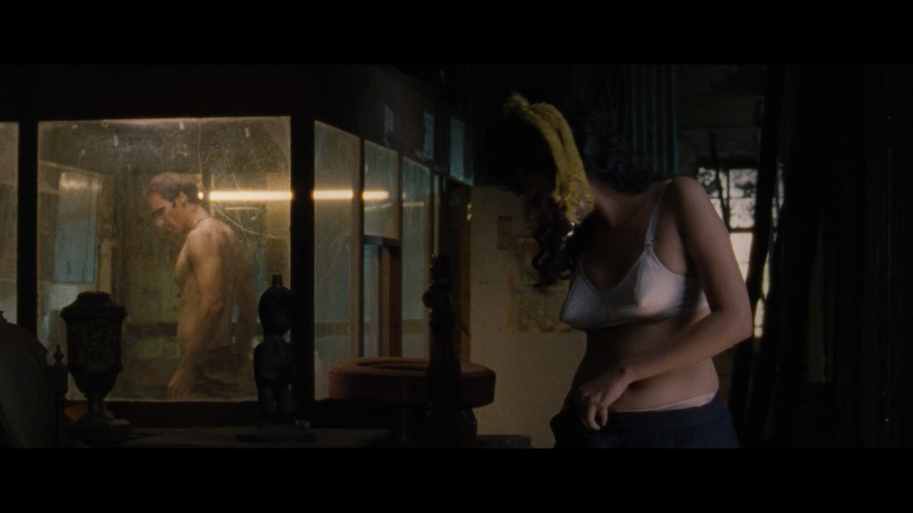 Miss.Lovely.2012.1080p.NF.mkv_snapshot_07.12_[2021.07.14_11.03.46]