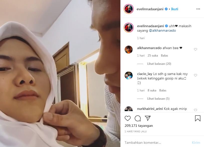 Evelyn Nada Anjani saat mengenakan hijab dibantu sosok pria