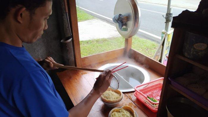 Proses penyajian mi ayam mangkuk bakso untuk menu makan siang