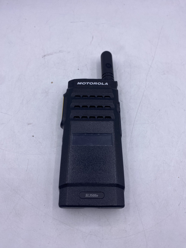 MOTOROLA AAH88YCD9SA2AN SL3500E UHF  BLUETOOTH TWO-WAY RADIO WITH BATTERY