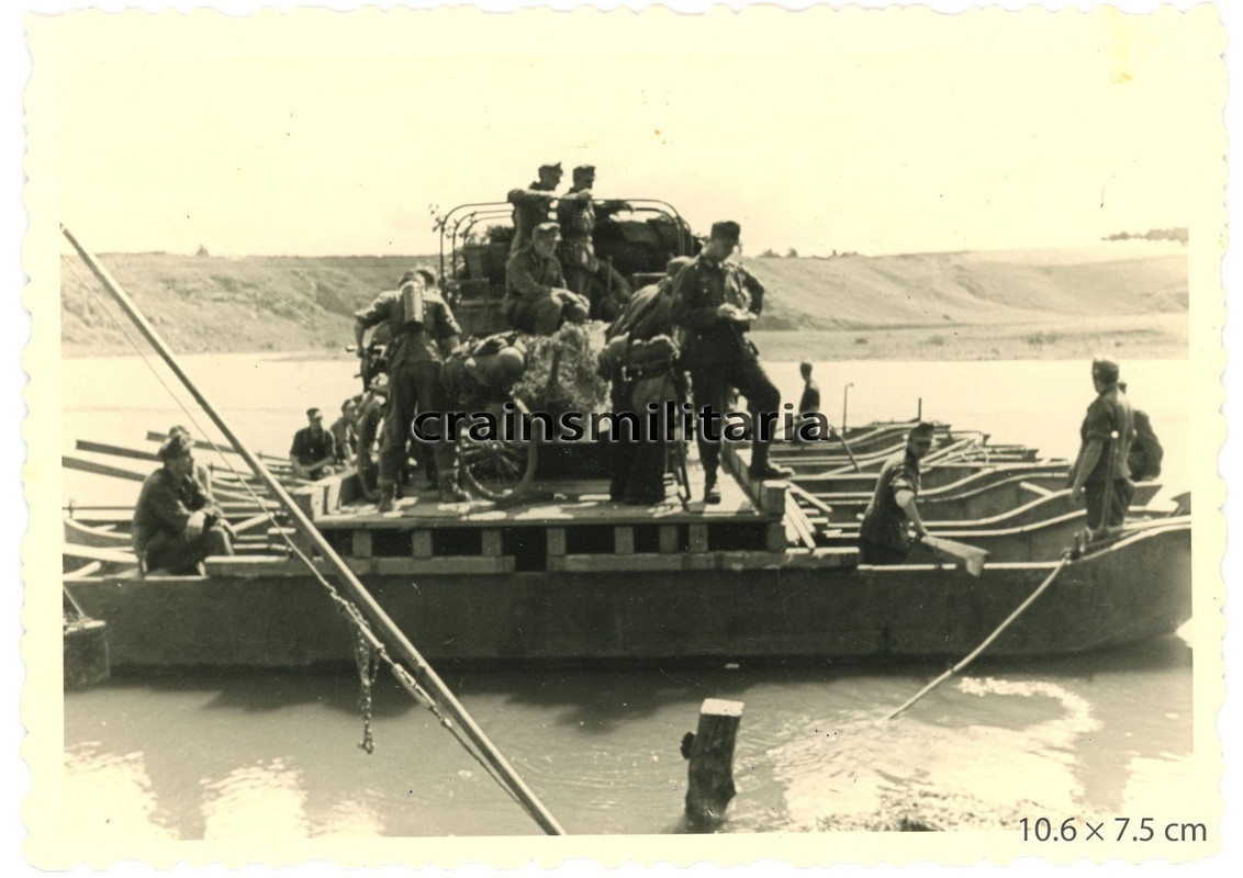 Orig. Foto Gebirgsjäger mit BUG Fähre Lkw in Woltschok b. Winniza Ukraine 1941 (1)