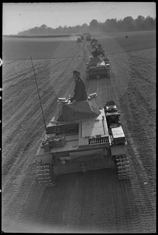 Durant la bataille de Gembloux (Belgique), convoi de chars Panzer I et II de la 4e division blindée 