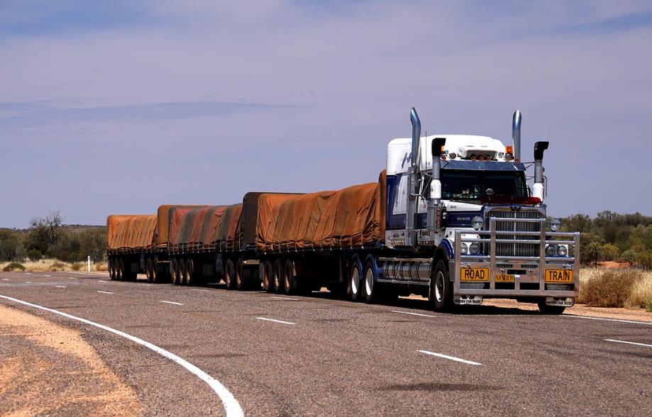 Camión transporta mercancía