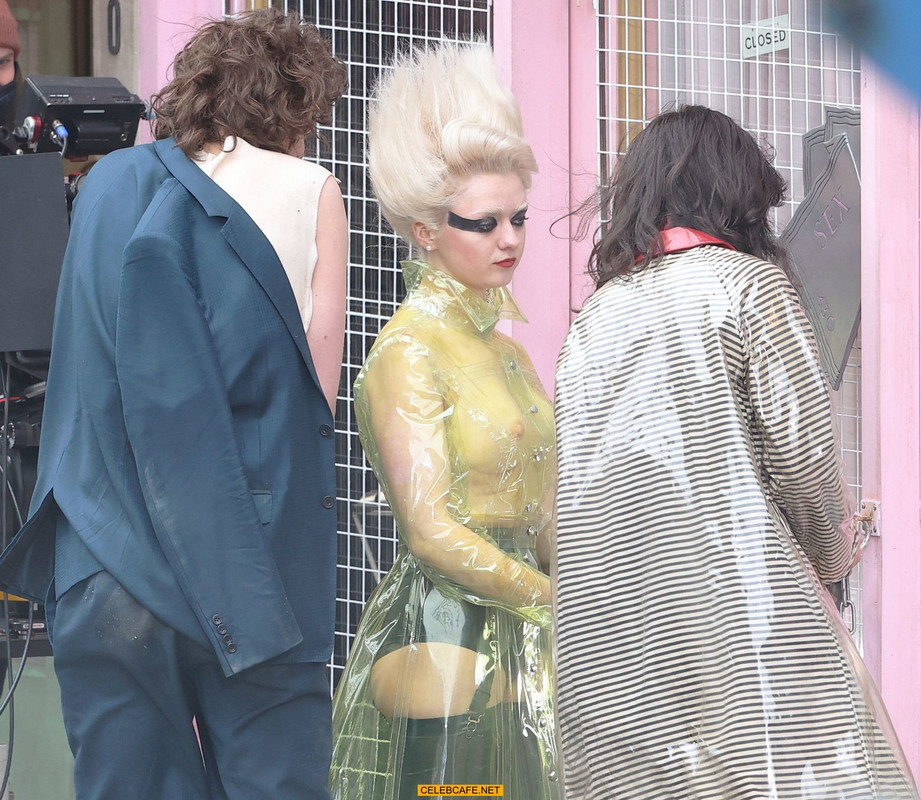 [Image: 1-Maisie-Williams-See-through-outfit-on-...2021-6.jpg]
