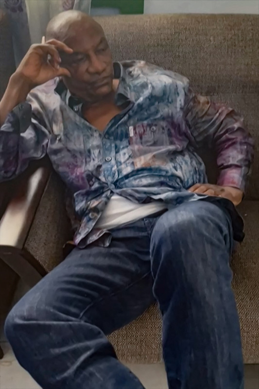 Tangkapan layar yang diambil dari rekaman yang dikirim ke AFP oleh sumber militer pada 5 September 2021 menunjukkan Presiden Guinea Conakry Alpha Conde setelah ia ditangkap oleh tentara pemberontak selama kudeta di Conakry pada 5 September 2021. Kekacauan melanda masyarakat miskin negara Afrika barat Guinea lagi pada 5 September 2021 ketika tentara pemberontak mengatakan mereka telah menangkap presiden dan melancarkan kudeta, dan pemerintah bersikeras telah menangkis serangan itu. 