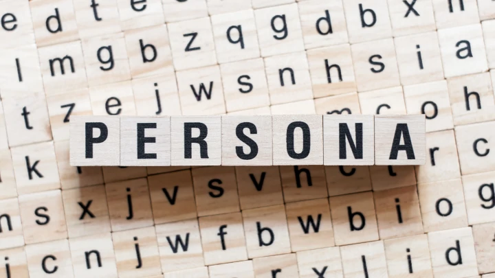 ภาพแสดงการวิเคราะห์กลุ่มลูกค้าเป้าหมาย มีแผนภูมิและ Buyer Persona ที่แสดงรายละเอียดของกลุ่มเป้าหมายต่างๆ