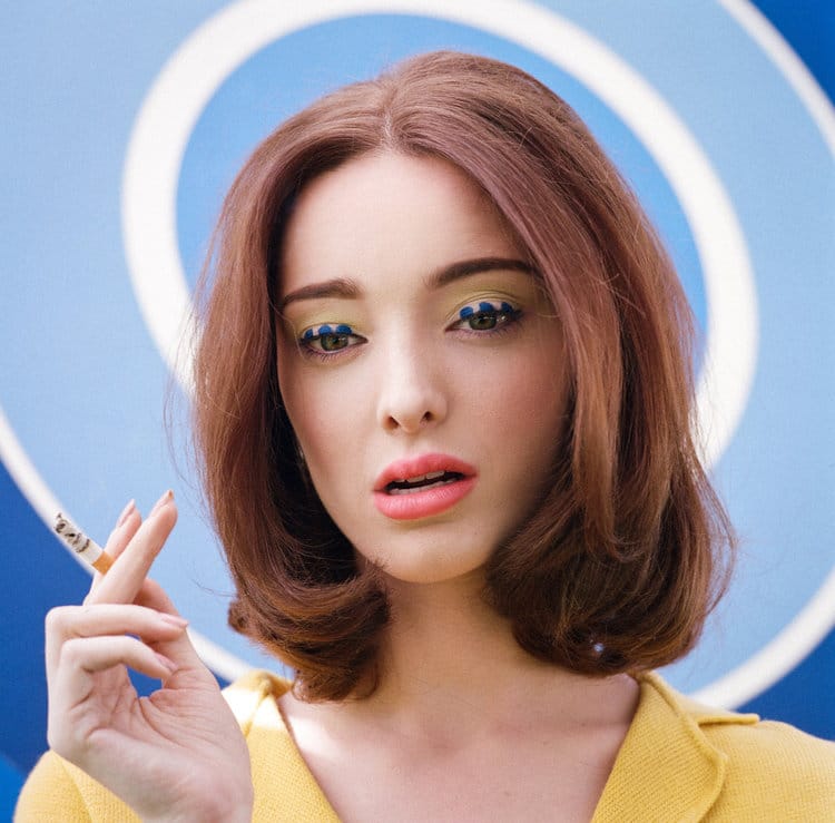 Emma Dumont fumando un cigarrillo (o marihuana)
