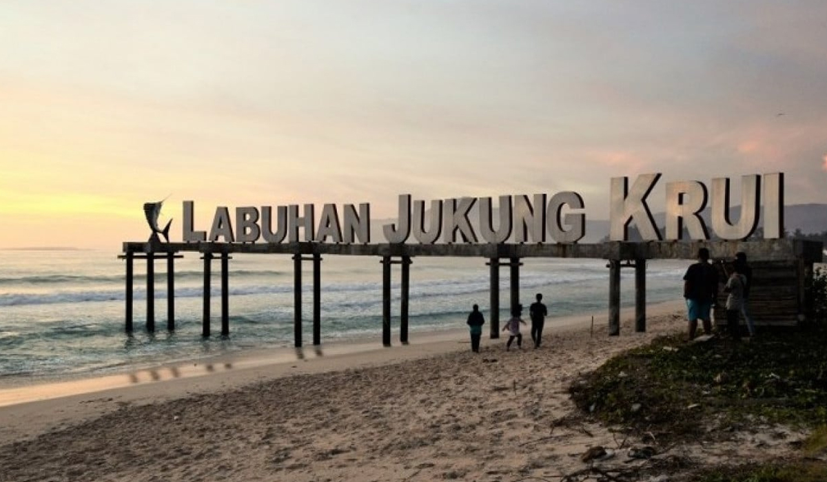Menjelajahi Keindahan Pantai Labuhan Jukung yang Sangat Terkenal!