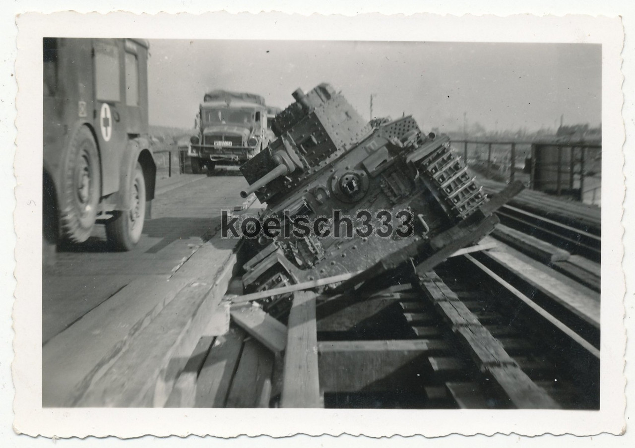 Foto auf Brücke eingebrochener Panzer 38(t) vom Panzer Reg 21 vor Witebsk 1941