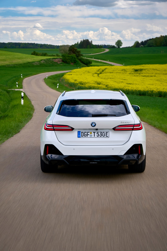 P90551892_highRes_the-new-bmw-530e-tou