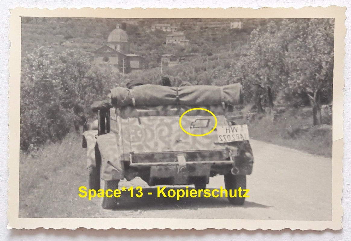 Foto Kübelwagen mit Tarnfarbe & Truppenzeichen i