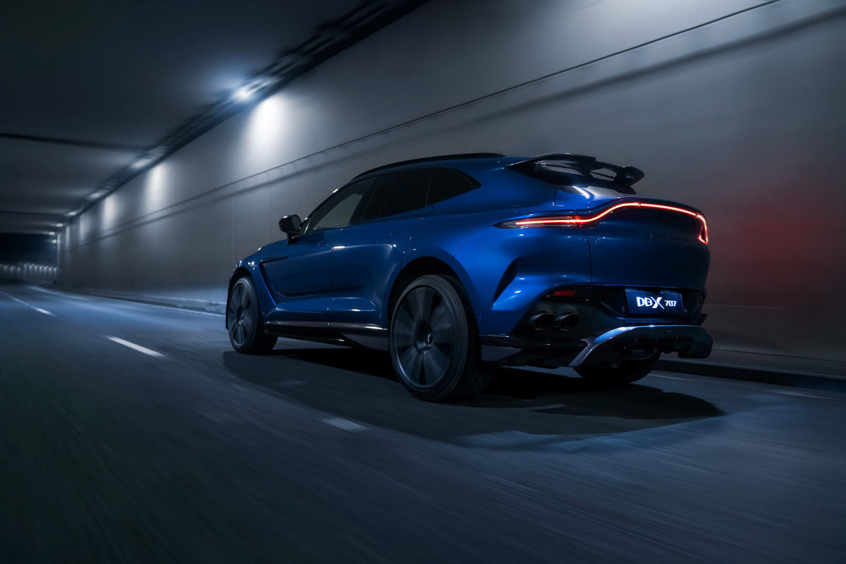 AstonMartinDBX707_02