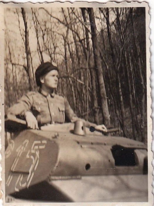 kleines Foto Panzermann mit Panzerbarett im Panzer II 2 WK