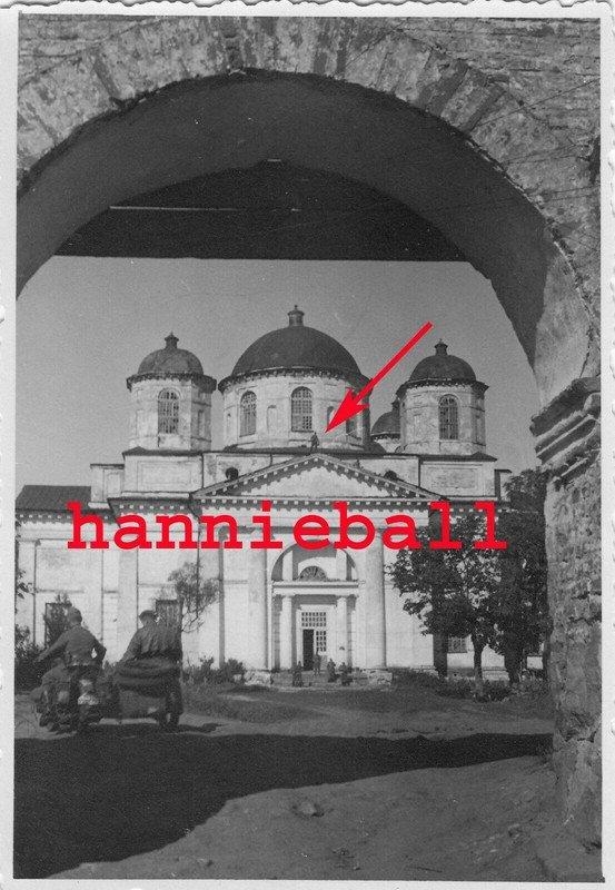 FOTO - KIRCHE SMOLENSK COMBAT STELLUNG SOLDAT AUF DACH KRAD (Pz.Gr. 2-GUDERIAN)
