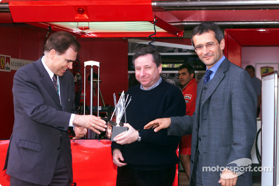 Temporada 2001 de Fórmula 1 F1-austrian-gp-2001-todt-receives-the-technology-oscar