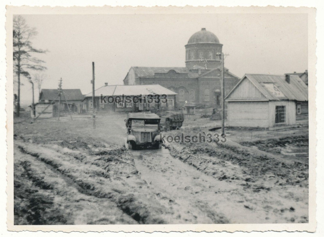 Foto Panzer Halbkette auf schlammiger Straße durch ein Dorf in R