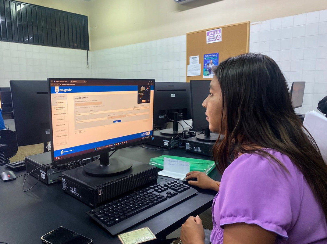 Acadêmica da UFGD faz inscrição no MS Supera