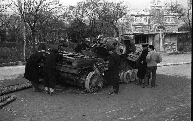 Подбитое немецкое штурмовое самоходное артиллерийское орудие на площади III Интернационала