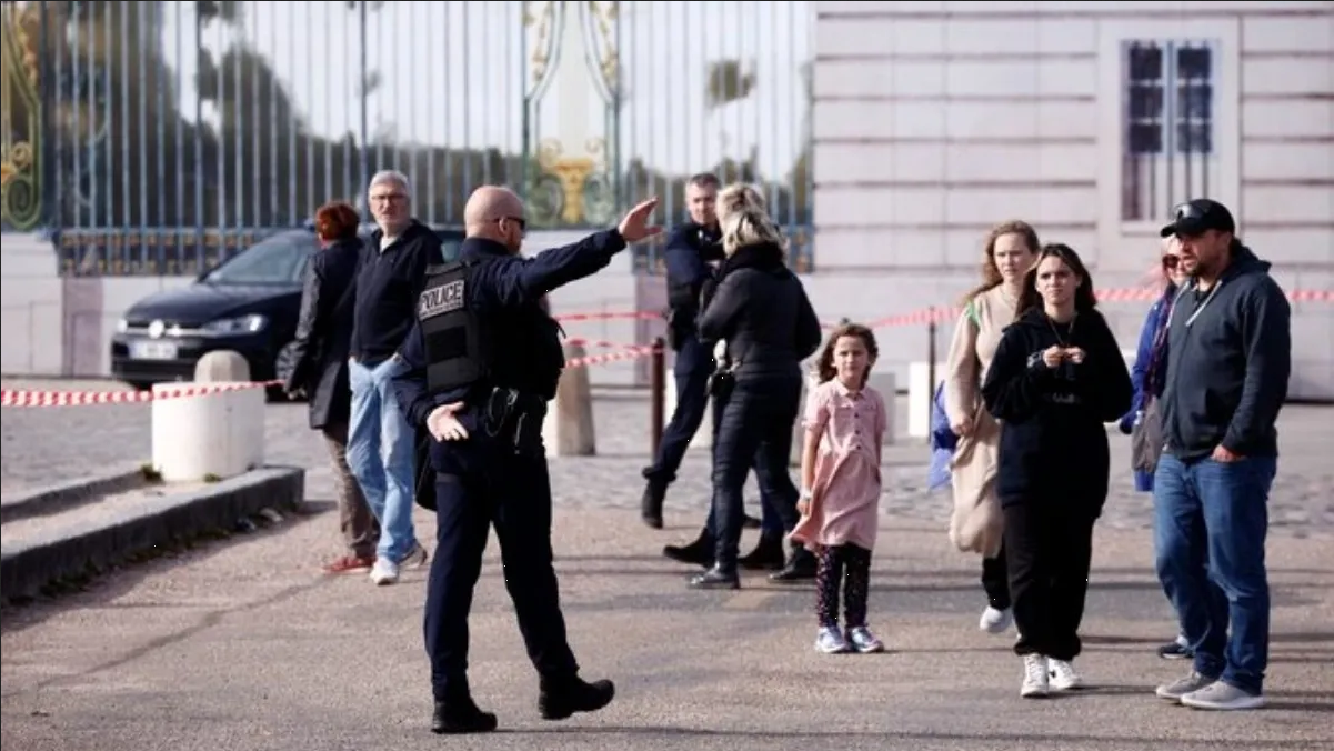 Evacúan el Palacio de Versalles por nueva amenaza de bomba en Francia