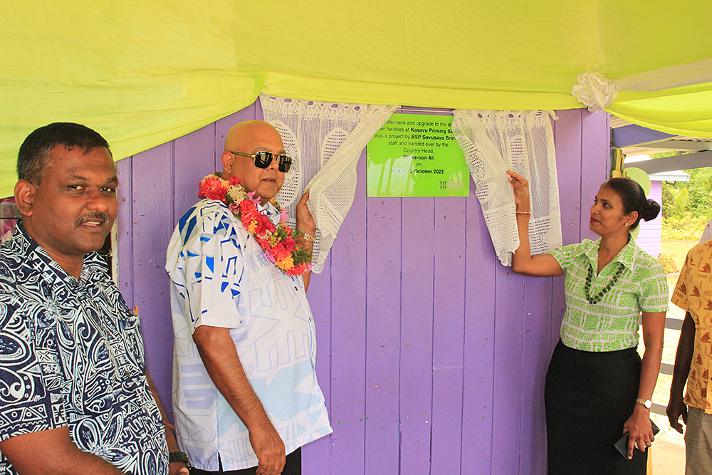 CH-and-Vineeta-unveiling-the-plaque-as-the-Head-Teacher-looks-to-camera