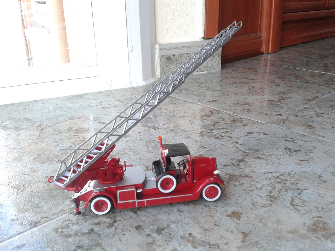 1939 Delahaye Type 103 con escalera Magirus hidráulica TTL de 26 metros “Bomberos del Principado de 