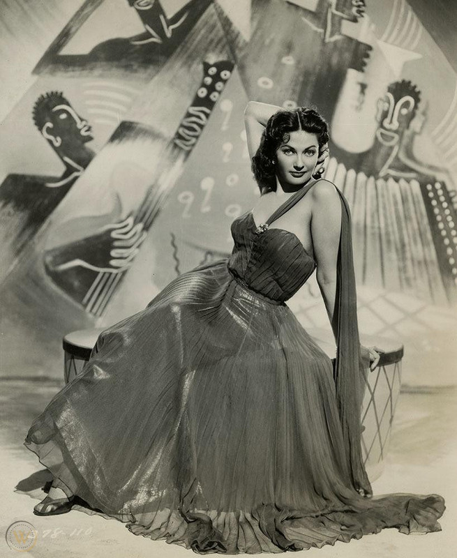 Yvonne_De_Carlo_d09