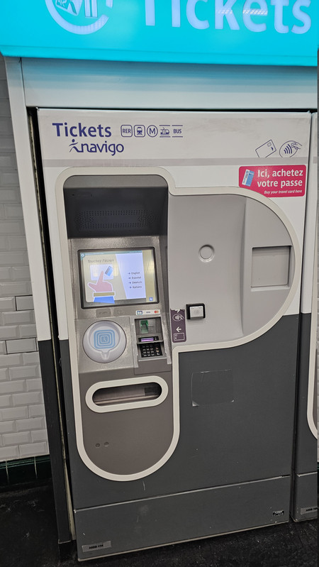 售票機,也有販售(或是只有販售?)Navigo