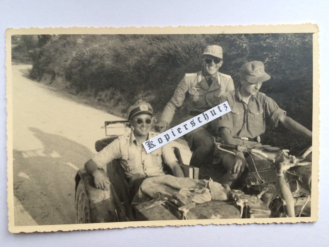 2 DK-Träger Deutsches Kreuz auf Beiwagenkrad Südfront 2. Weltkrieg Motorrad 1944
