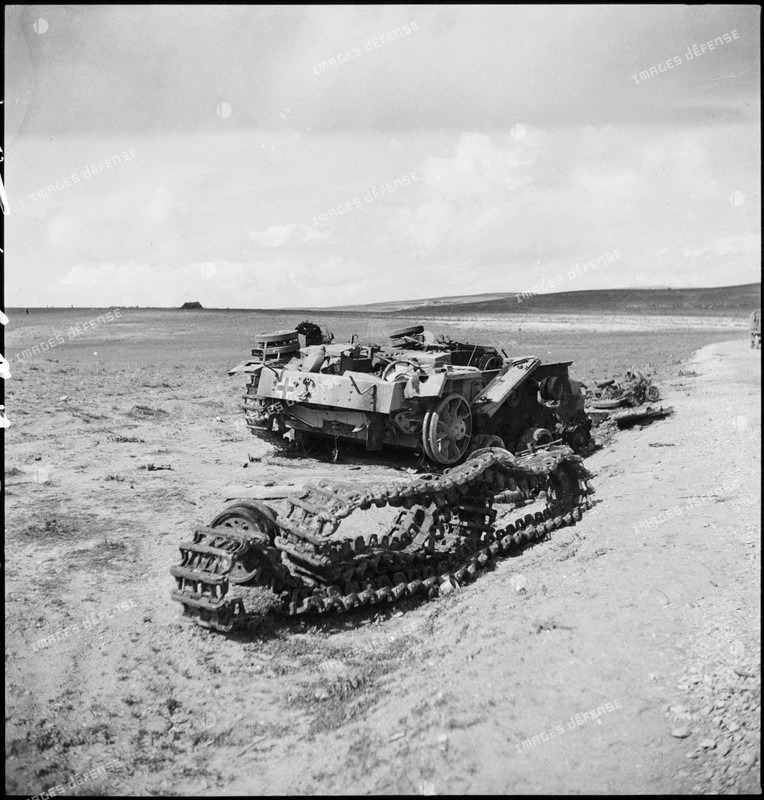 Epave d'un char moyen allemand Panzer-III sur le champ de bataille de Kasserine (6)