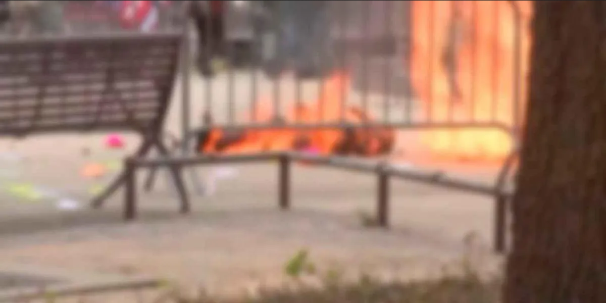 Así fue el momento en que un hombre se predió fuego en el tribunal de Manhattan