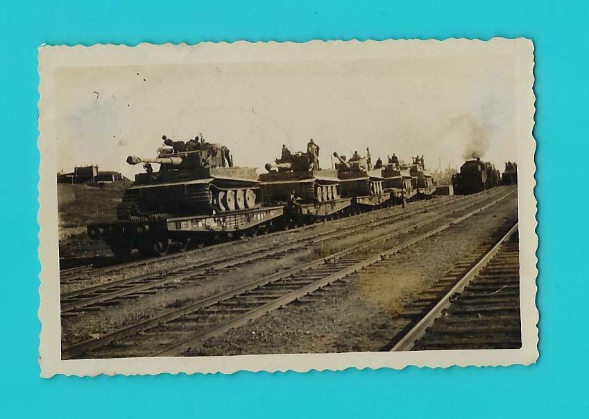 orig. Foto, deutsche Tiger Panzer Einheit ( Panzer VI ) beim Bah