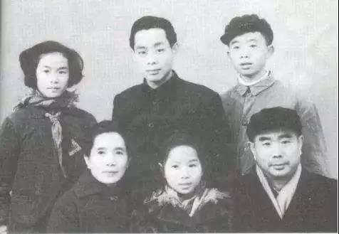 杨小凯的母亲陈素，因不堪批斗上吊自杀
