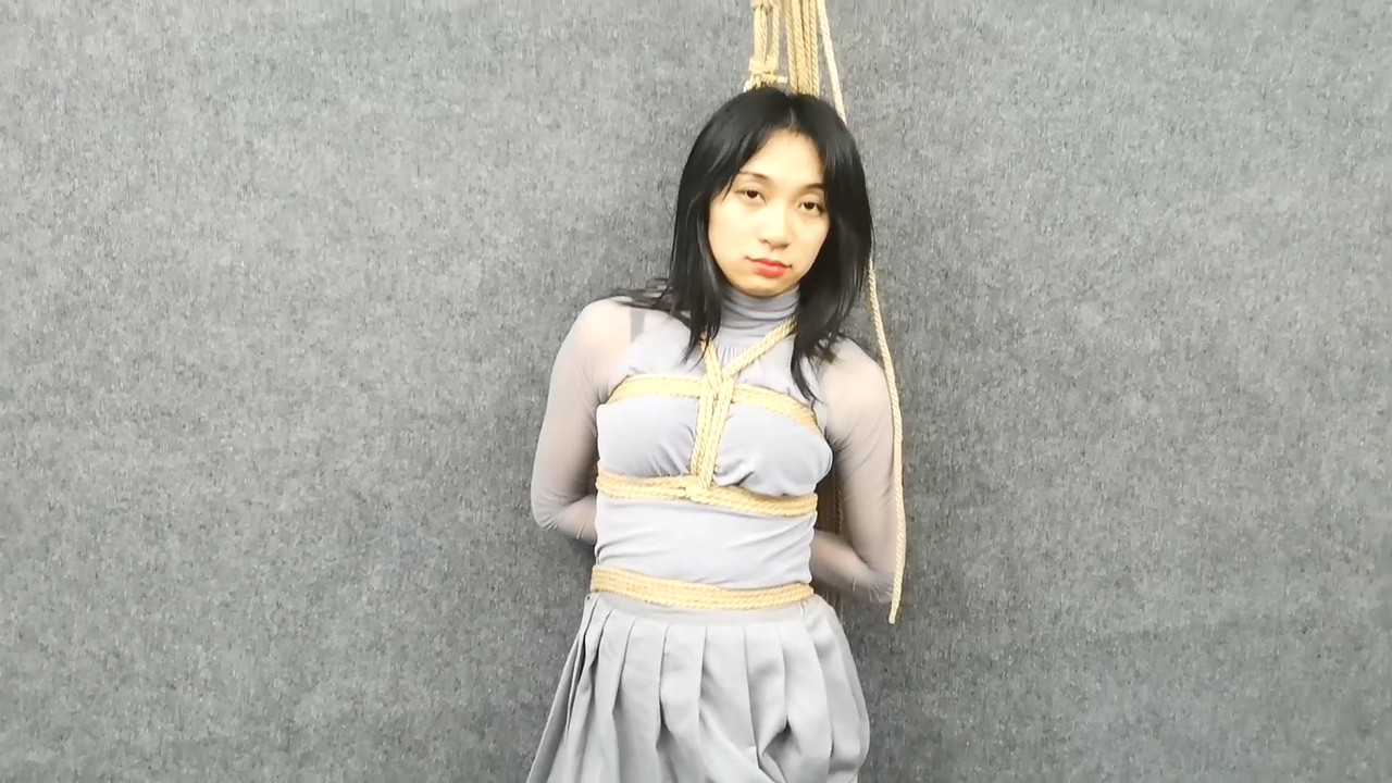 飞天原创 云儿舌头被系户外就餐，室内轻重脚镣吊缚惩罚.mp4_20191022_135154.782