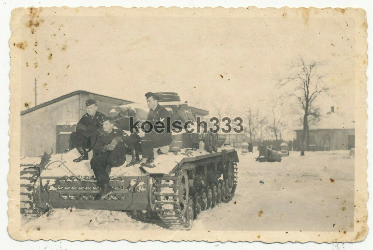 Foto Panzermänner auf einem Panzer IV in Makejewka bei Stalino Donezk 1941-42