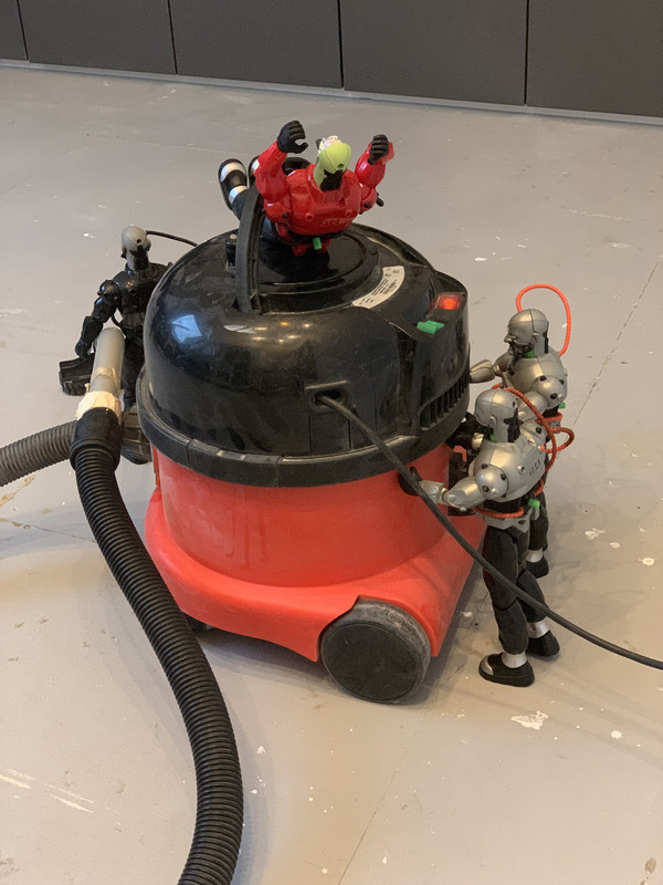Robots using the vacuum cleaner. C8821883-AFCF-42-B3-AB67-3458-EF977540
