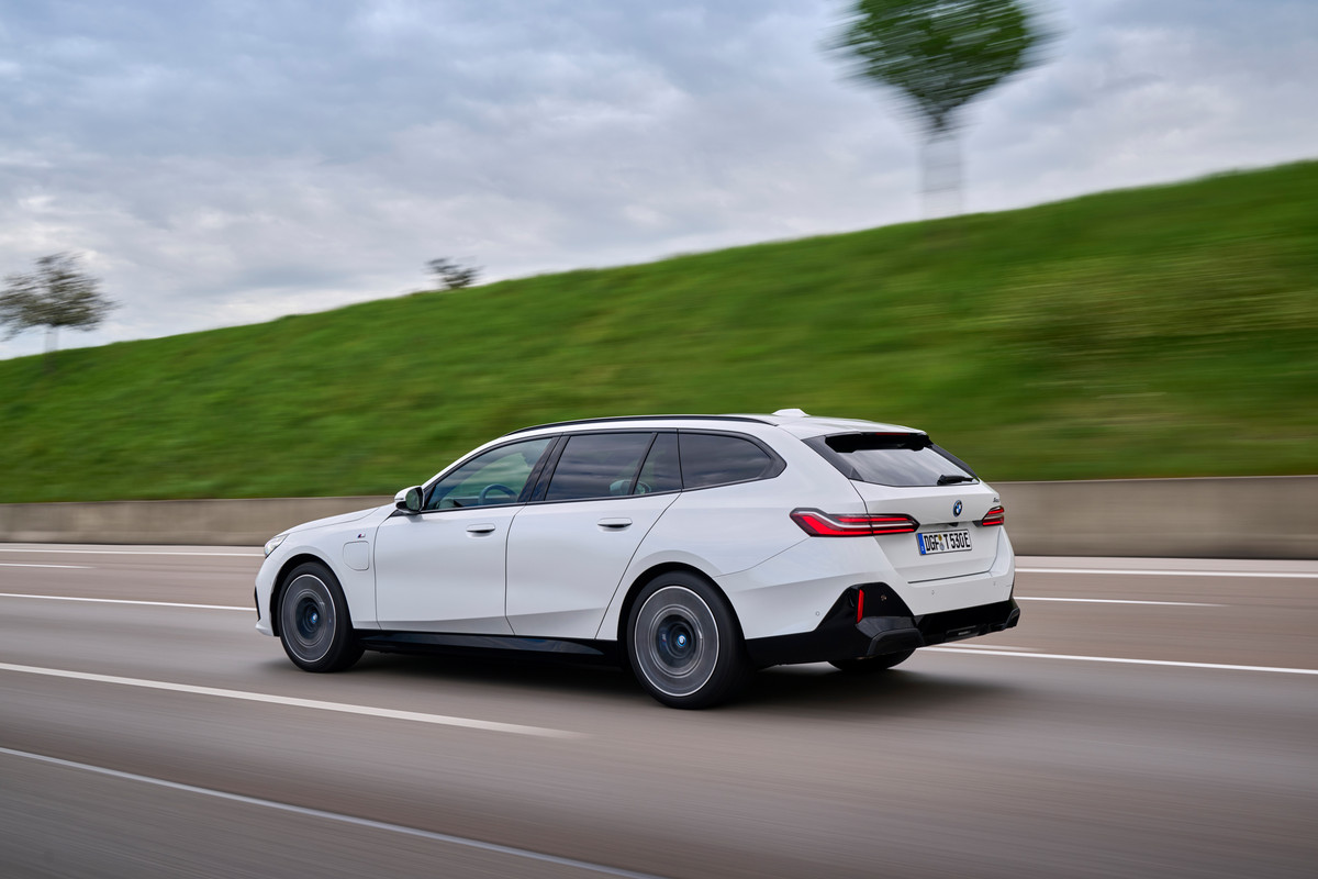 P90551874_highRes_the-new-bmw-530e-tou