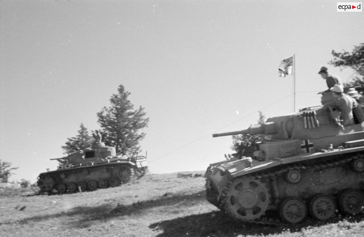 Les chars Panzer III démarrent puis quittent le lieu de la cérémonie militaire (3)