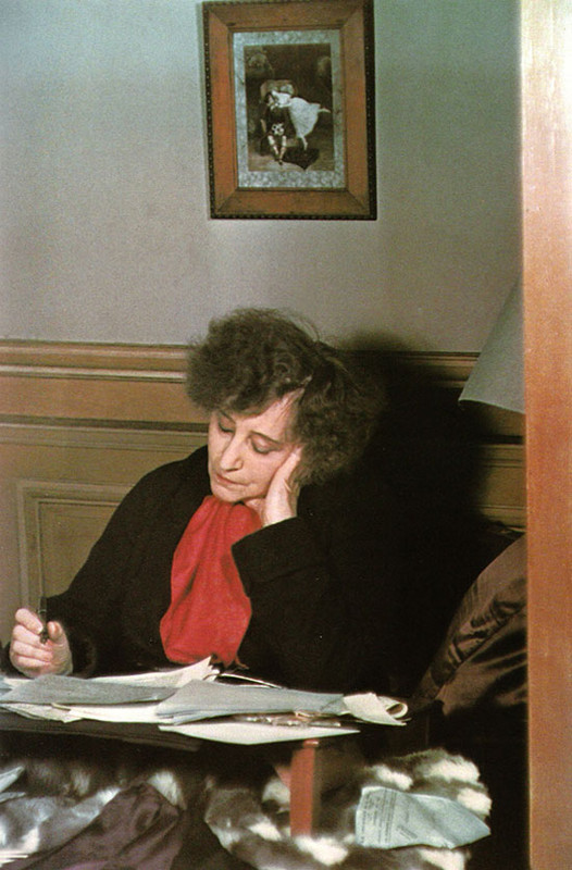 Colette-working-in-bed-Paris-1939