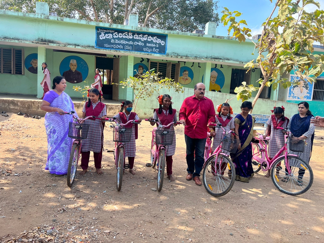 తానా ఫౌండేషన్ ఆధ్వర్యంలో రఘునాధపాలెం లో బాలికలకు సైకిళ్ళు పంపిణీ..