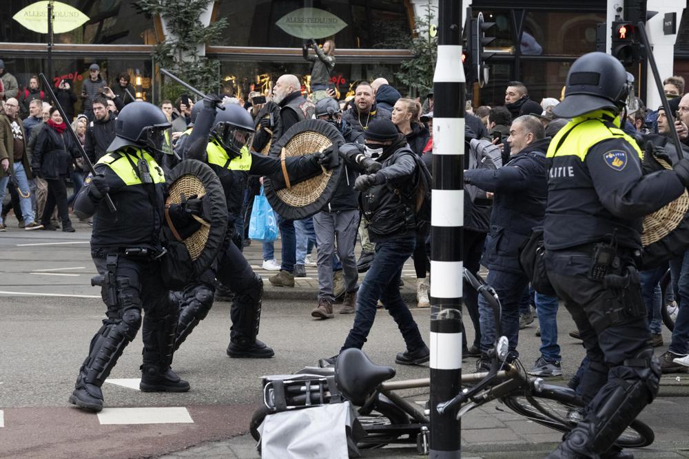 En Ámsterdam miles de personas protestaron medidas COVID-19 pese a prohibición