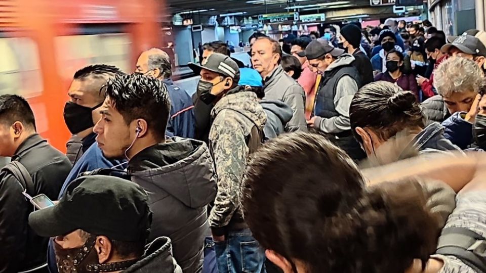 Es puente y el Metro de la CDMX no falla; registran retrasos en líneas y humo en trenes