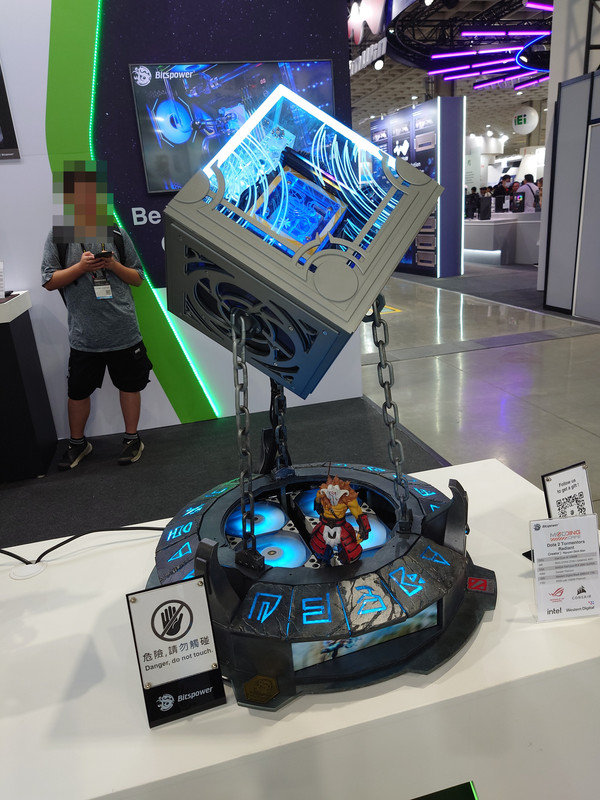 เคส Dota 2 ที่ลอยอยู่ด้วยโซ่ 3 เส้น