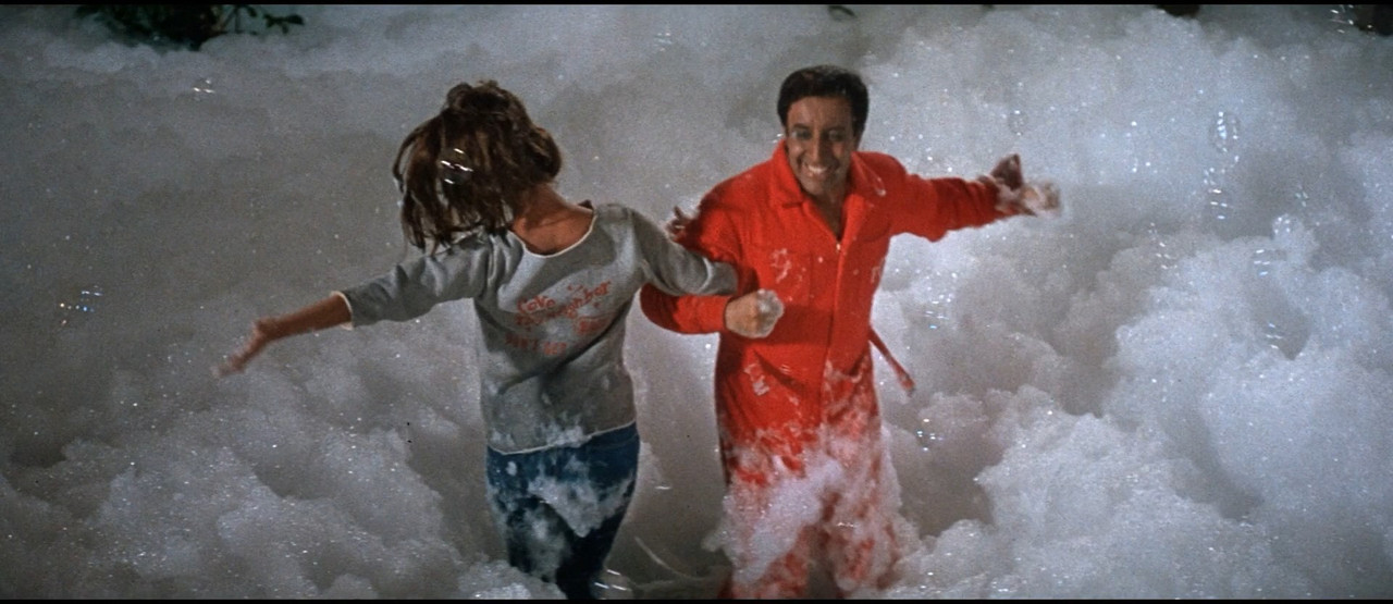 cap_The Party (1968) Dual Sub 1080p_01_32_50_06