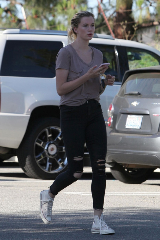 ireland-bladwin-out-and-about-in-los-angeles-05-15-2018-4