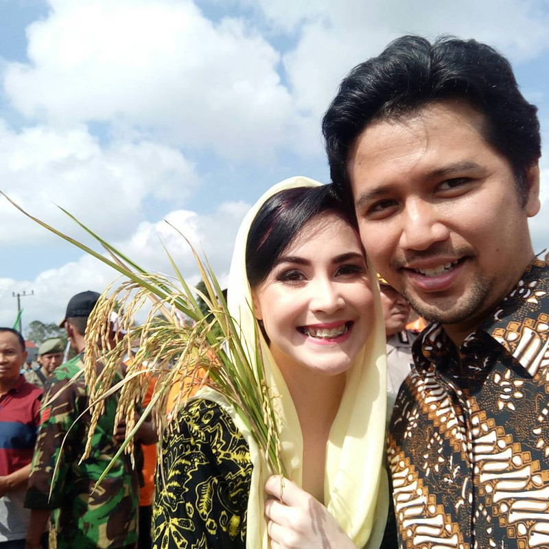 Bukan dari dunia hiburan, potret 7 suami seleb ini idaman banget