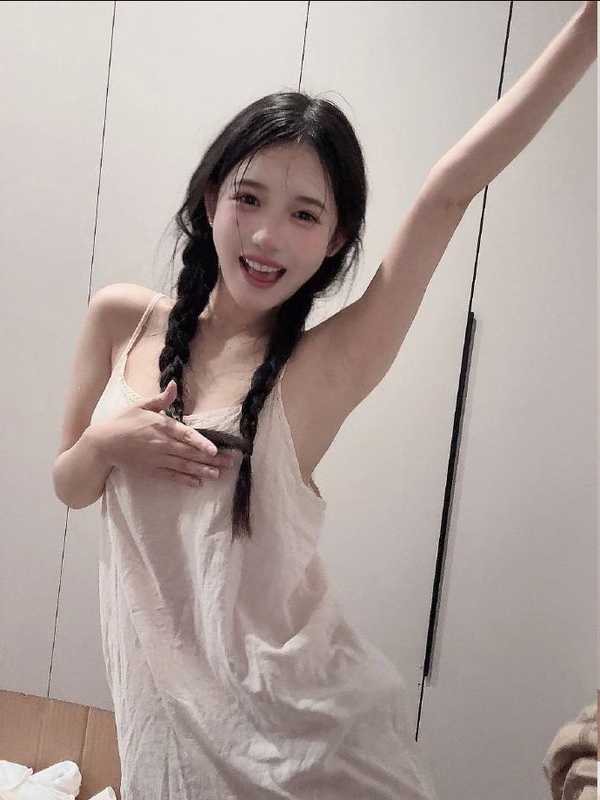 笑容甜美  胸部圓潤飽滿柔軟Q彈
白皙軟嫩肌膚  手感很好
