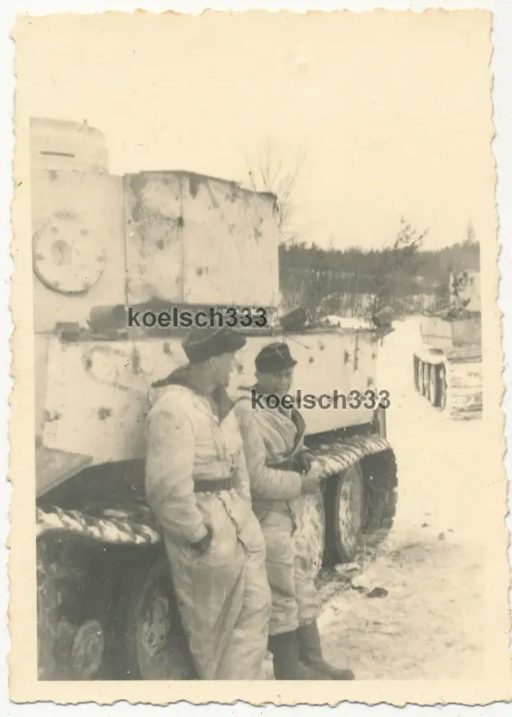 Foto Panzermänner am Tiger Panzer VI mit Schneetarnung im Winter im Osten ...