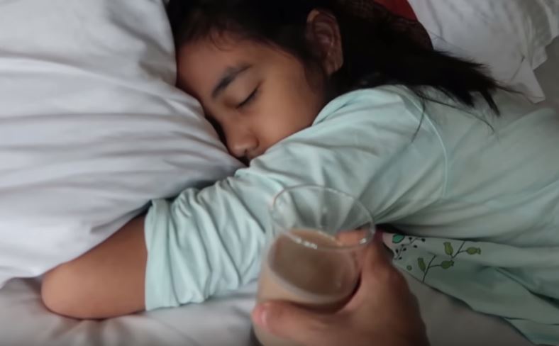 Bella membangunkan putrinya