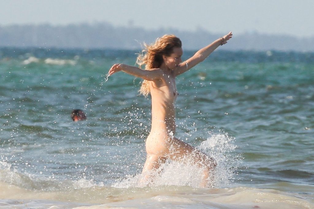 Candice-Swanepoel-Sexy-Topless-Nude-The-Fappening-Blog-com-19-1024