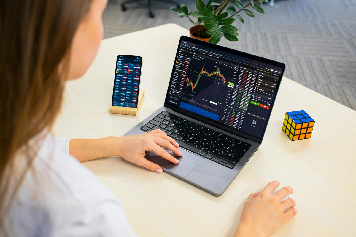 Prop trading firm chart – crypto and futures trading analysis on laptop